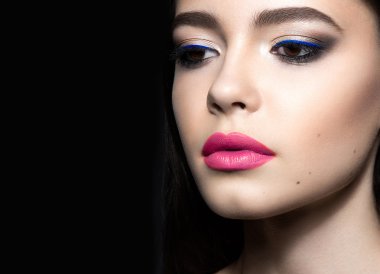 Kalıcı makyaj ve pembe dudaklar akşam ile güzel bir kadın. Güzellik.