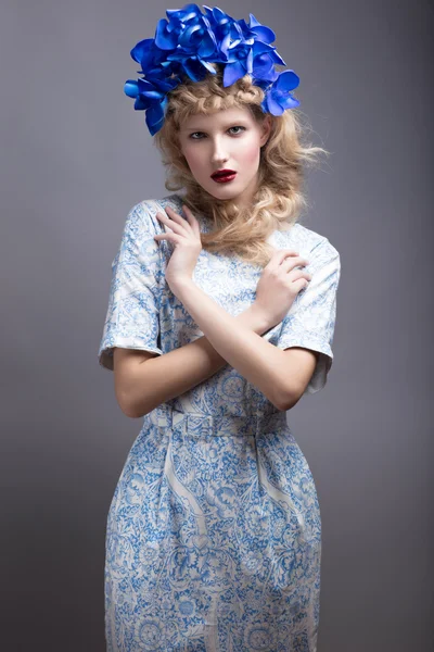 Dívka s květinami na její hlavu v šatech v ruském stylu. Krása obličej — Stock fotografie