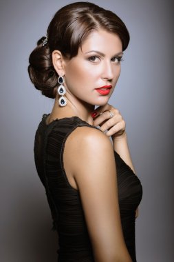 Kırmızı dudaklar retro şeklinde siyah giysili güzel kızla. Güzellik.