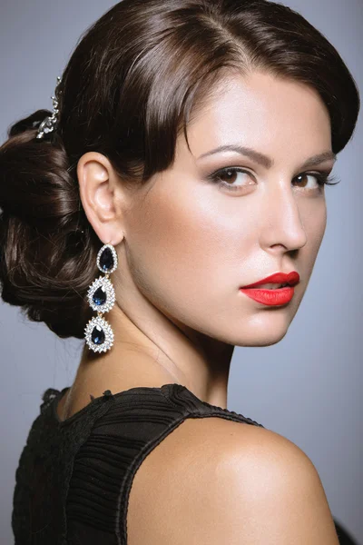 Mooi meisje met rode lippen in zwarte kleren in de vorm van retro. Schoonheid gezicht. — Stockfoto