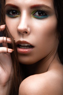 Parlak renkli makyaj ile güzel kız ıslak saç ve cilt. Güzellik.