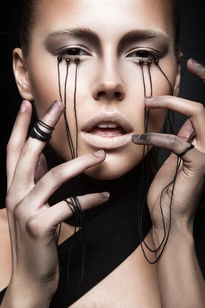Hermosa chica con maquillaje creativo en estilo gótico y los hilos de los ojos. Arte belleza cara . — Foto de Stock