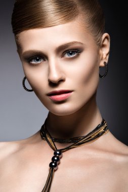 Güzel esmer kız akşam makyaj ve mükemmel deri ile. Güzellik. 