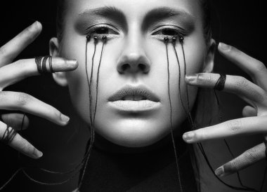 Gotik tarzı ve gözleri konuları yaratıcı makyaj güzel kız. Siyah ve beyaz fotoğraf