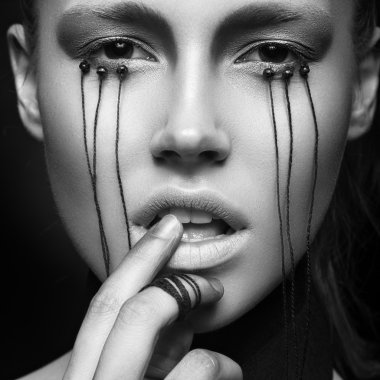 Gotik tarzı ve gözleri konuları yaratıcı makyaj güzel kız. Siyah ve beyaz fotoğraf
