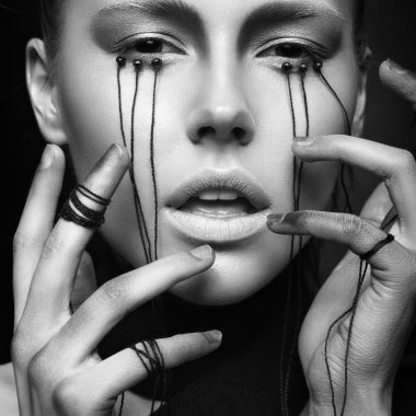 Gotik tarzı ve gözleri konuları yaratıcı makyaj güzel kız. Siyah ve beyaz fotoğraf