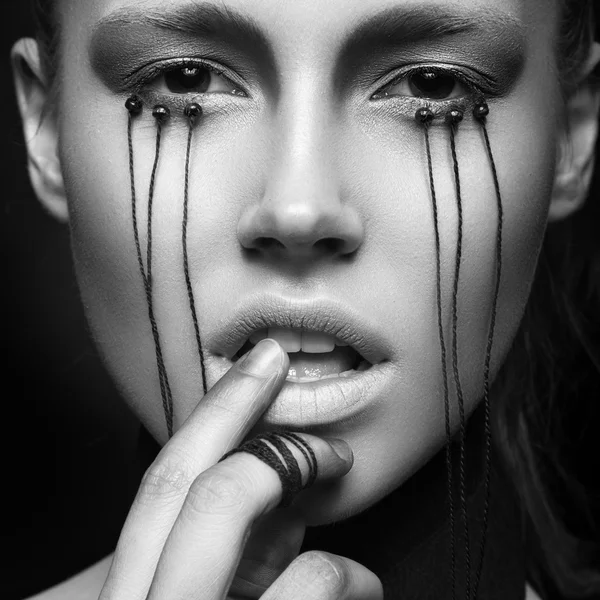 고딕 스타일과 눈의 스레드 창조적인 화장 아름 다운 소녀. 흑인과 백인 사진 — 스톡 사진