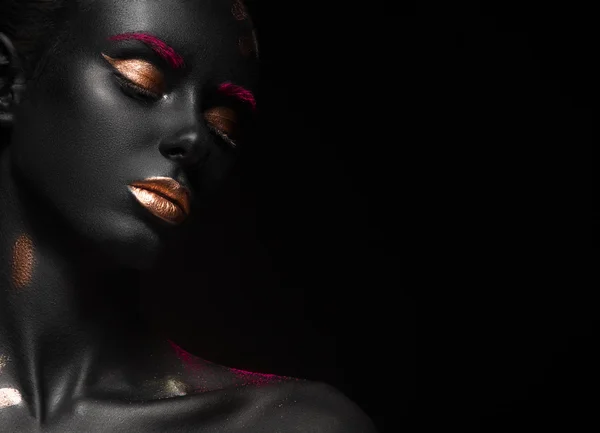 Retrato de moda de una chica de piel oscura con maquillaje de color. Cara de belleza . — Foto de Stock
