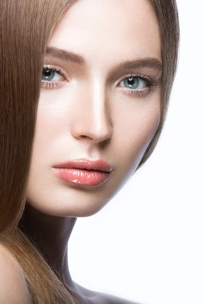 Mooi meisje met een lichte natuurlijke make-up. schoonheid gezicht. — Stockfoto
