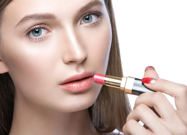 Beautiful young girl with a light natural make-up and beauty tools in hand. — Stock Photo, Image