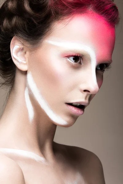 Chica de moda con arte de maquillaje creativo y peinado inusual. Cara de belleza . — Foto de Stock