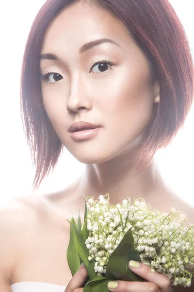 Moda menina bonita tipo oriental com delicada maquiagem natural e flores. Cara de beleza . — Fotografia de Stock