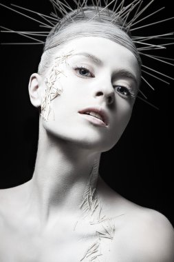 Beyaz deri ve sıradışı saç modeli ile sanat moda kız. Yaratıcı sanat Güzellik. 