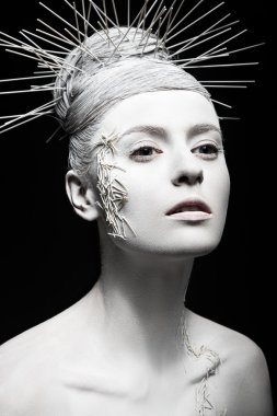 Beyaz deri ve sıradışı saç modeli ile sanat moda kız. Yaratıcı sanat Güzellik. 