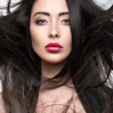 Akşam makyaj, pembe dudaklar ve saç rüzgarda güzel kızla. Güzellik. 