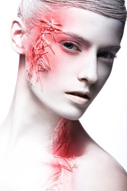 Beyaz Cilt ve yüz kırmızı boya ile sanat moda kız. Yaratıcı sanat Güzellik. 