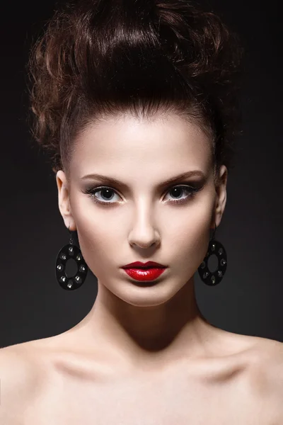 Beautiful brunette girl with evening make-up and perfect skin. Beauty face. — Stock Photo, Image