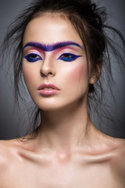 Modelo de moda con arte de maquillaje brillante y cejas sólidas. Imagen creativa . — Foto de Stock