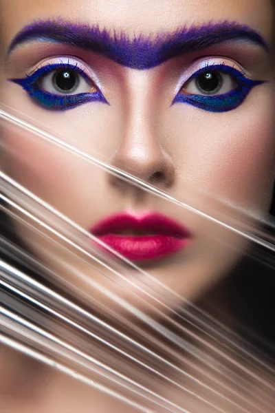 Modelo de moda con arte de maquillaje brillante y cejas sólidas. Imagen creativa . —  Fotos de Stock