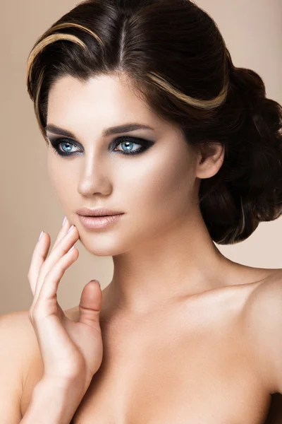Schöne brünette Mädchen mit Abend-Make-up und perfekte Haut. Schönheit Gesicht. — Stockfoto