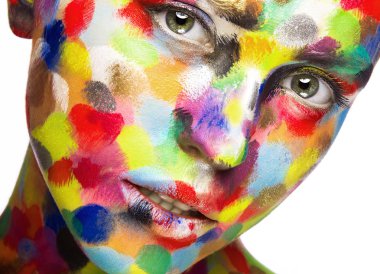 Kız renkli yüzü boyalı. Sanat görüntü güzellik. 