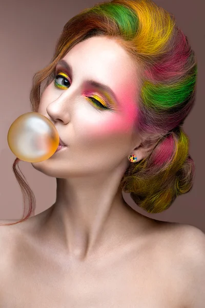 Mode flicka med färgade ansikte och hår målade. Skönhet-bild. — Stockfoto