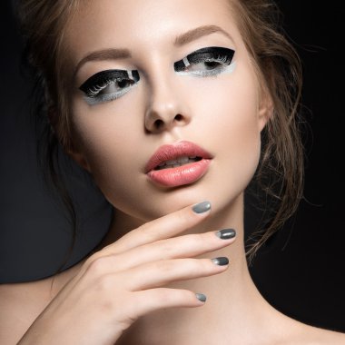 Parlak yaratıcı moda makyaj ve gri oje ile güzel kız. Sanat güzellik tasarım. 