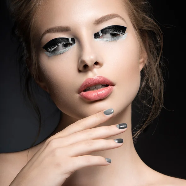 Hermosa chica con brillante maquillaje de moda creativa y esmalte de uñas gris. Arte belleza diseño . — Foto de Stock