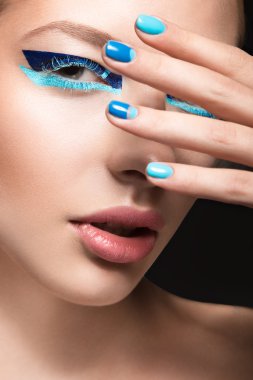 Parlak yaratıcı moda makyaj ve mavi oje ile güzel kız. Sanat güzellik tasarım. 