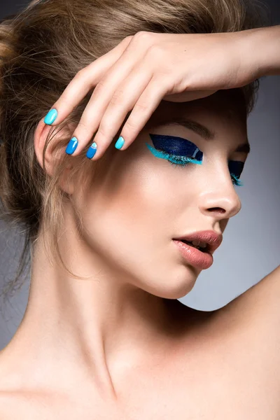 Krásná dívka s jasně kreativní módní make-up a modrý lak. Výtvarné krásy. — Stock fotografie