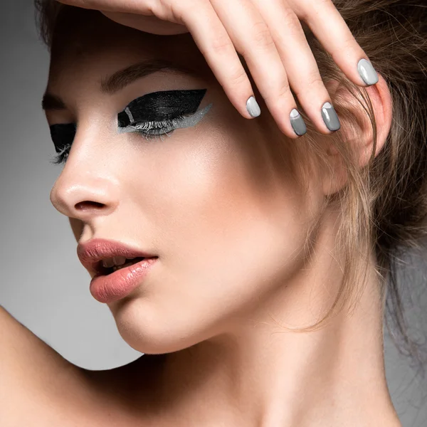 Schöne Mädchen mit hellen kreativen Mode Make-up und grauen Nagellack. Kunst im Schönheitsdesign. — Stockfoto