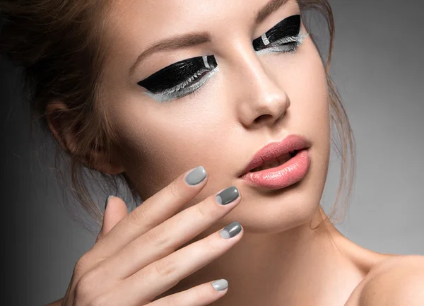 Schöne Mädchen mit hellen kreativen Mode Make-up und grauen Nagellack. Kunst im Schönheitsdesign. — Stockfoto