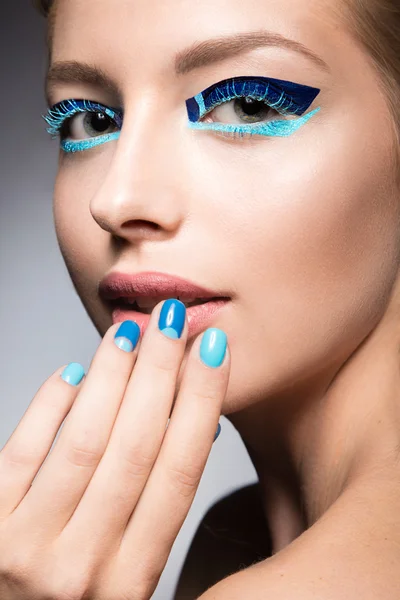 Hermosa chica con brillante maquillaje de moda creativa y esmalte de uñas azul. Arte belleza diseño . — Foto de Stock