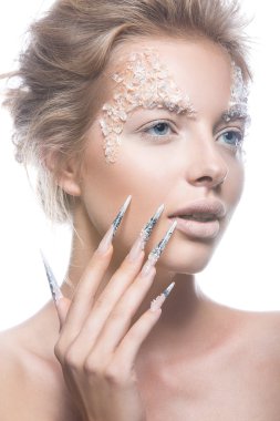 Güzel moda model uzun çivi, yaratıcı makyaj ve manikür tasarımı ile. Güzellik yüz sanat. 