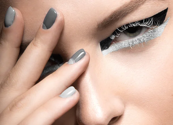 Hermosa chica con brillante maquillaje de moda creativa y esmalte de uñas gris. Arte belleza diseño . — Foto de Stock