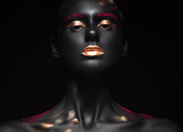 Retrato de moda de una chica de piel oscura con maquillaje de color. Cara de belleza . —  Fotos de Stock