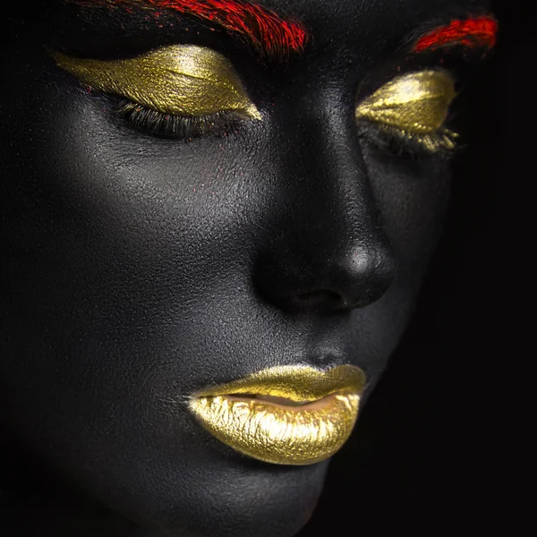 Mode portret van een donkerhuidige meisje met kleur make-up. Schoonheid gezicht. — Stockfoto