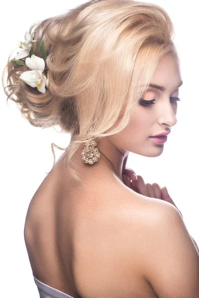Belle fille blonde à l'image d'une mariée avec des fleurs. Un beau visage. Image de mariage . — Photo