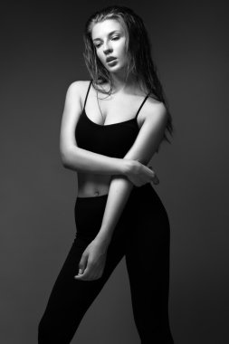 seksi manken uzun saçlı, genç Avrupa çekici, güzel gözleri, dolgun dudaklar, mükemmel cilt Studio farklı pozlar gösterilen glamour vogue test fotoğraf çekimleri için poz
