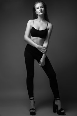 seksi manken uzun saçlı, genç Avrupa çekici, güzel gözleri, dolgun dudaklar, mükemmel cilt Studio farklı pozlar gösterilen glamour vogue test fotoğraf çekimleri için poz