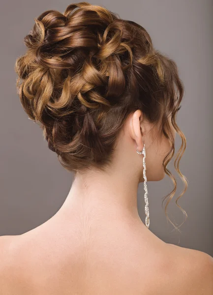 Mulher bonita na imagem da noiva. Cabelo bonito. Penteado visão traseira — Fotografia de Stock