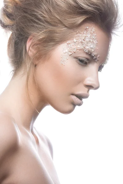 Modelo de mulher loira bonita com maquiagem brilhante arte criativa suave. Cara de beleza . — Fotografia de Stock
