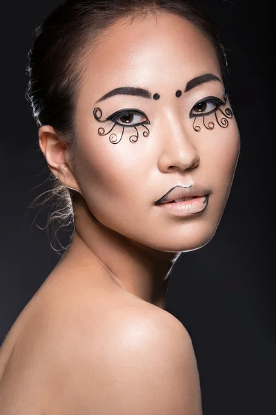 Vacker asiatisk tjej med en kreativ makeup, ovanliga ögonfransar papper. Skönhet ansikte. — Stockfoto