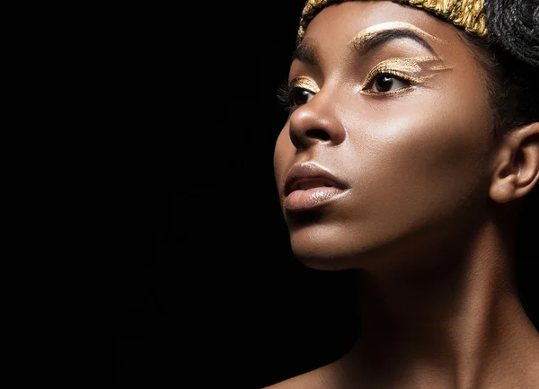 Menina africana com maquiagem brilhante e acessórios de ouro criativo na cabeça. Cara de beleza . — Fotografia de Stock