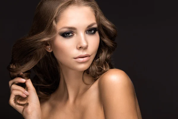 Hermosa mujer con maquillaje de noche y cabello largo y liso. Ojos humeantes . — Foto de Stock