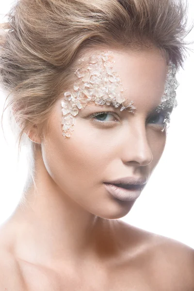 Hermosa mujer rubia modelo con maquillaje brillante arte creativo suave. Cara de belleza . — Foto de Stock