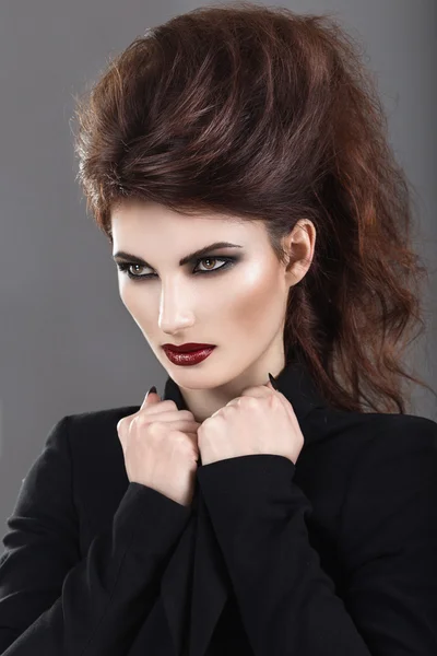 Menina bonita no estilo gótico com maquiagem brilhante. Cara de beleza . — Fotografia de Stock