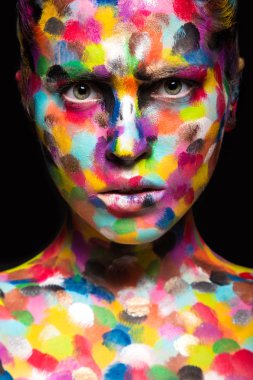 Kız renkli yüzü boyalı. Sanat görüntü güzellik. 