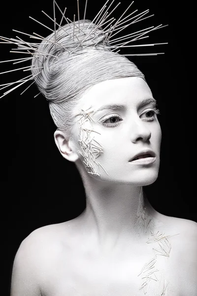Beyaz deri ve sıradışı saç modeli ile sanat moda kız. Yaratıcı sanat Güzellik. 