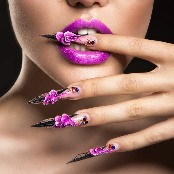 Menina bonita em máscara com unhas longas e lábios sensuais. Cara de beleza . — Fotografia de Stock